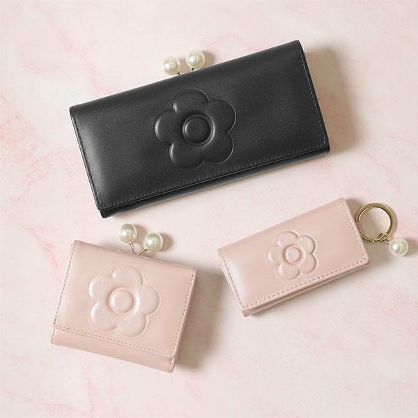 MARY QUANT（マリークヮント） エンボスデイジーパール キーケース