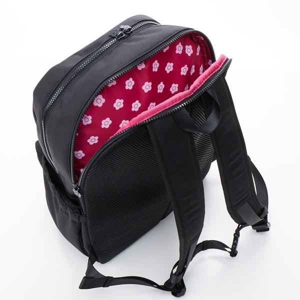 MARY QUANT（マリークヮント） オールブラックシンプルロゴ リュックL