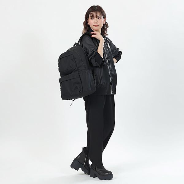 MARY QUANT（マリークヮント） オールブラックシンプルロゴ リュックL