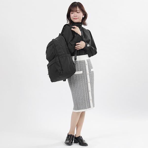 MARY QUANT（マリークヮント） オールブラックシンプルロゴ リュックL