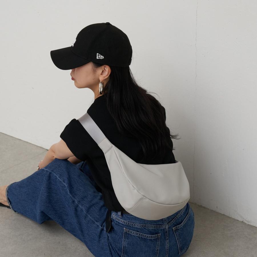 russet（ラシット） ソフトレザーラウンドショルダーバッグ〈UNISEX