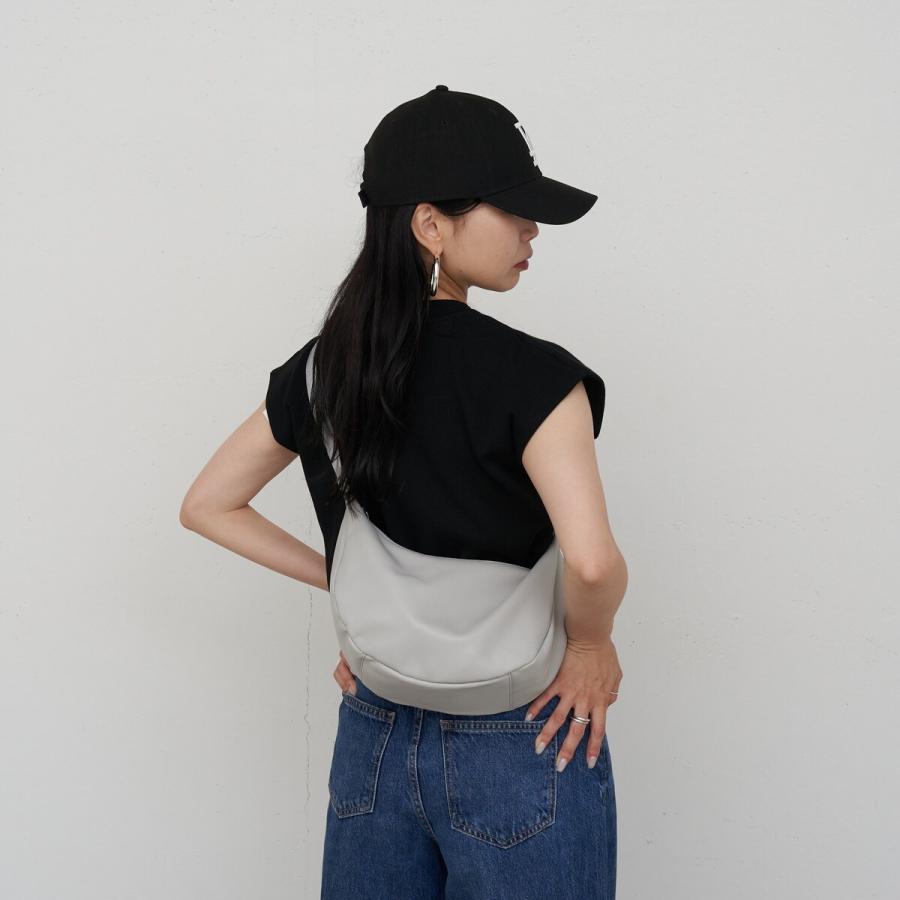 russet（ラシット） ソフトレザーラウンドショルダーバッグ〈UNISEX
