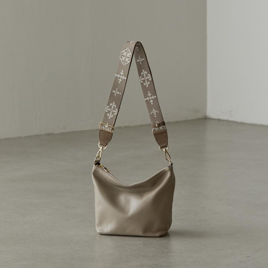 美品✨　russet ラシット ソフトレザーシンプルショルダーバッグ　トープ russet（ラシット） ショルダーバッグ バッグ 「軽量360g/旅行・通勤