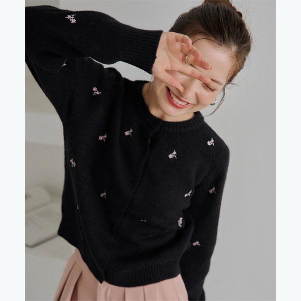 極美品✨OHGA　マーガレットニット　立体フラワー　刺繍　ブラック　即完売品 極美品✨OHGA マーガレットニット 立体フラワー 刺繍 ブラック 即完売