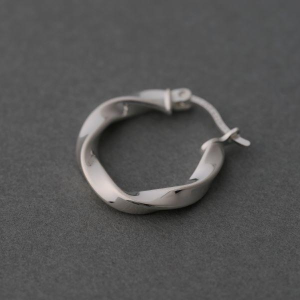 Nina＆Jules】スモールウェービーフープシルバーピアス : マルイ(丸井 