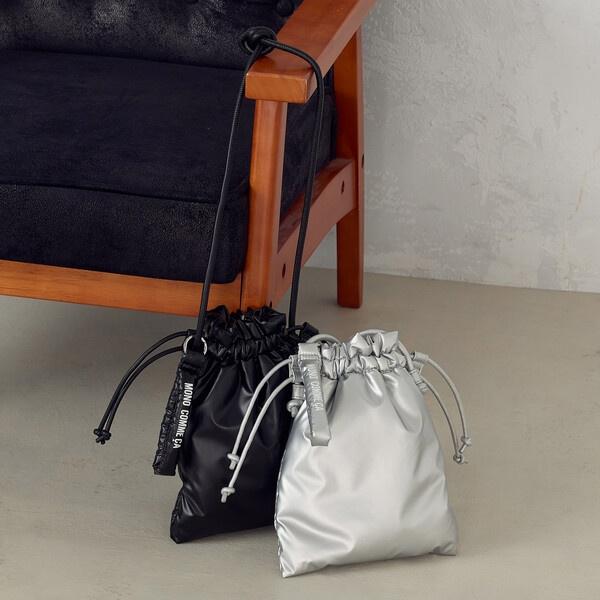 ★非売品 VIP限定★ノベルティ★ミニショルダーポーチ★巾着型シルバー MONO COMME CA（モノコムサ） チャーム付き パデッド巾着ショルダー