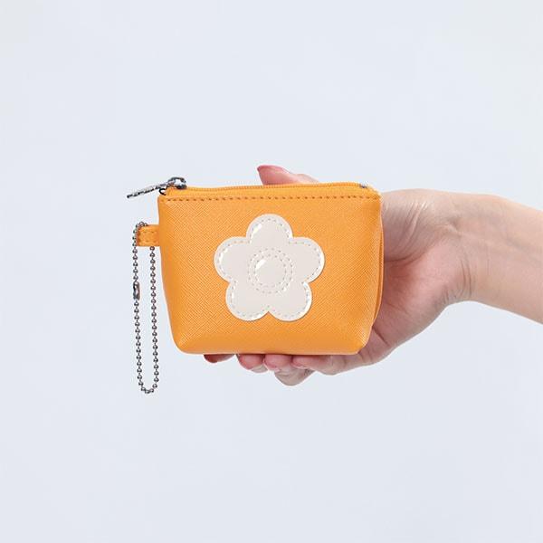 MARY QUANT（マリークヮント） カラフルファンファーレ 舟型ポーチ