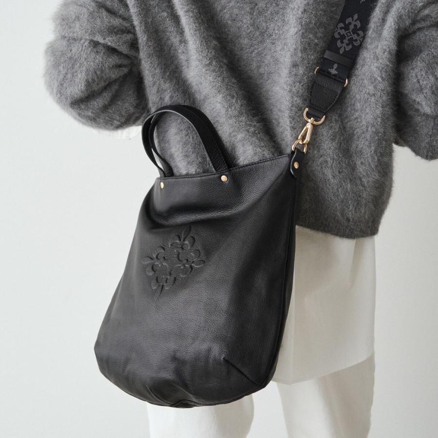 russet 【名品】レザー 2wayトートバッグ〈エンボスモノグラム