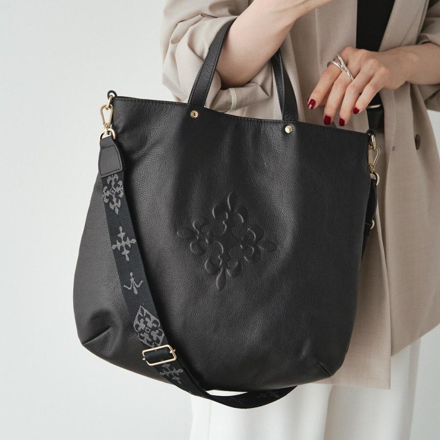 russet 【名品】レザー 2wayトートバッグ〈エンボスモノグラム