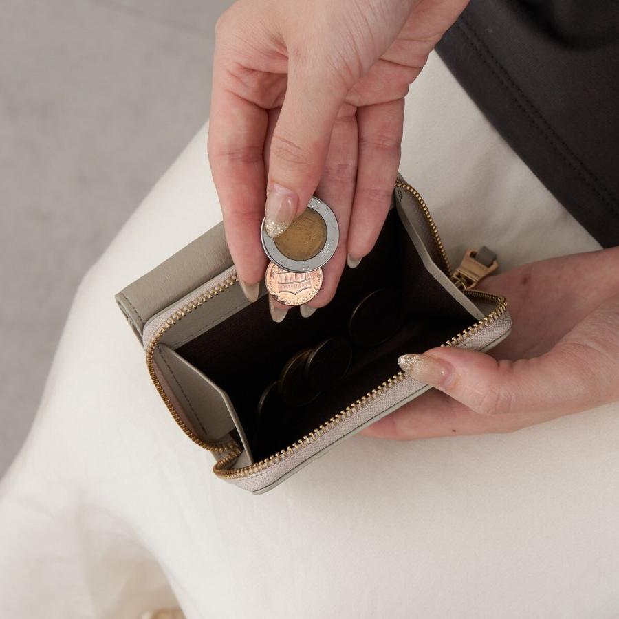 russet（ラシット） エンボスモノグラム三つ折りウォレット(SO-433