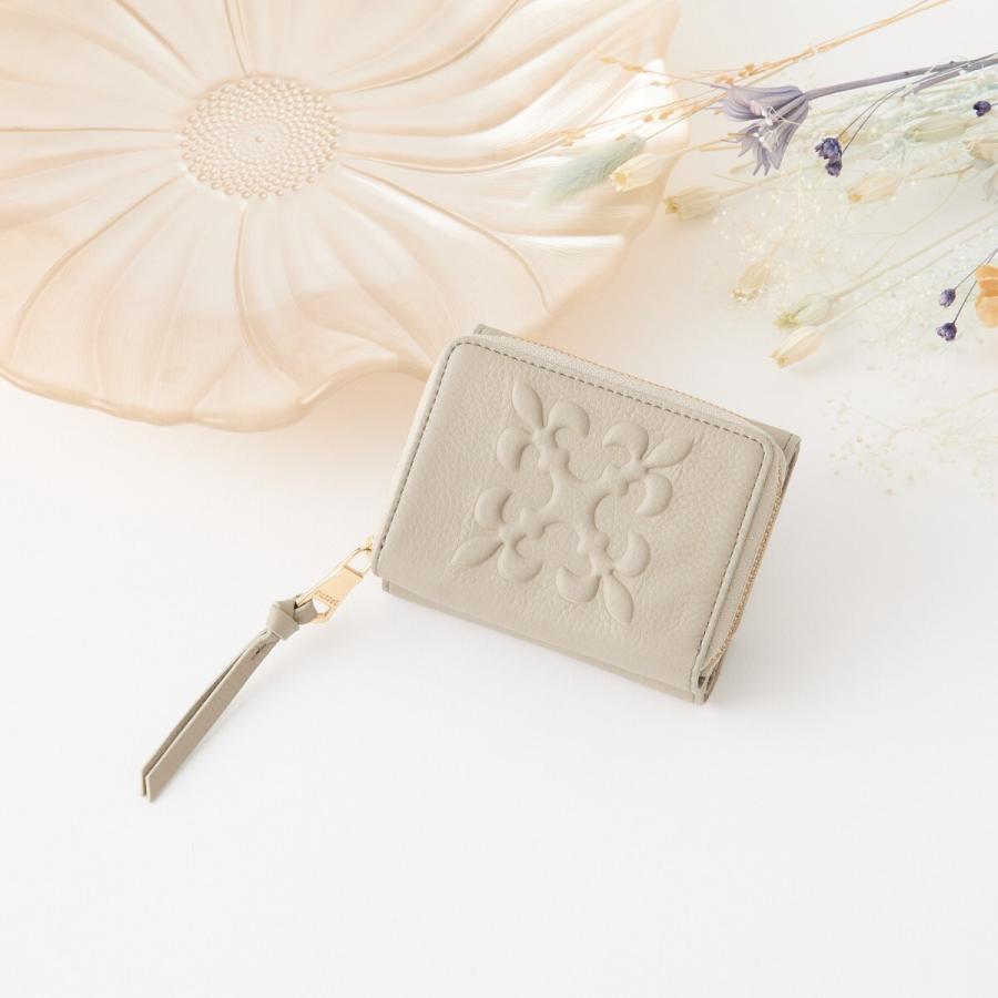 russet（ラシット） エンボスモノグラム三つ折りウォレット(SO-433