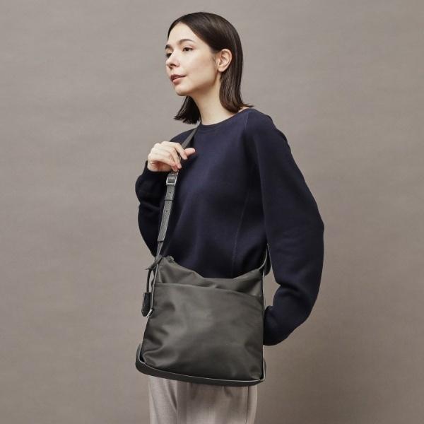 美品 最新モデル●ヒロフ リベロ 筒型 ショルダーバッグ シボ ナイロン グレー 美品 最新モデル○ヒロフ リベロ 筒型 ショルダーバッグ シボ ナイロン