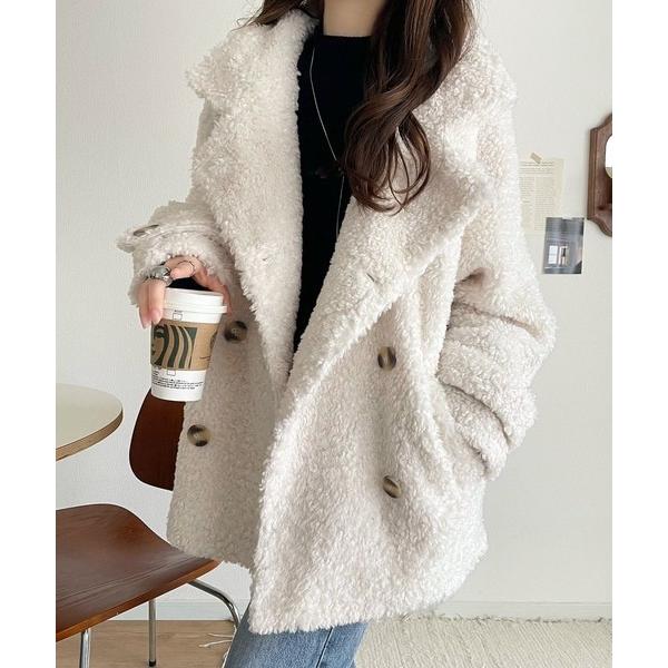 ふんわり包まれる贅沢な季節感。スタンドカラープードルボアダブル