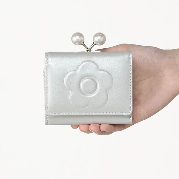 マリークワント エンボスデイジー パール 三つ折り財布 がま口 MARY QUANT（マリークヮント） エンボスデイジーパール ガマ口