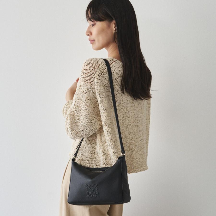 russet（ラシット） 《本革/270g》エンボスモノグラムショルダーバッグ