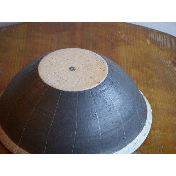 陶器製の丸型容器 黒と茶色のストライプ 陶器製の丸型容器 黒と茶色のストライプ