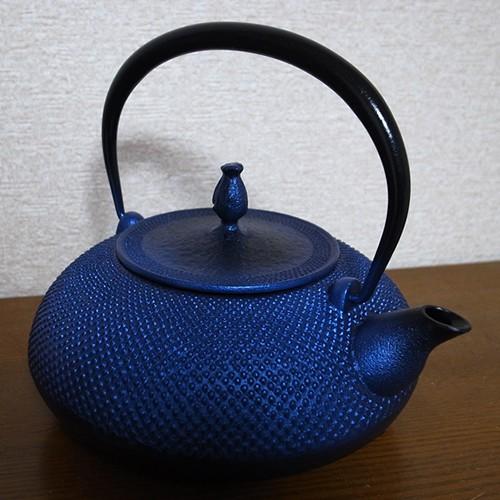 及富 南部鉄器】 鉄瓶 平丸アラレ 鉄蓋1.2L 瑠璃 IH対応 : ptm095bl 