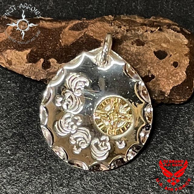 FIRST ARROW'S K18メディスンホイール付唐草彫り平打メタル
