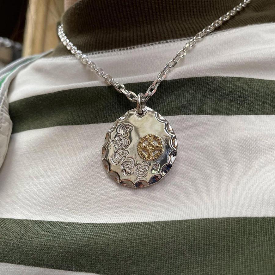 FIRST ARROW'S K18メディスンホイール付唐草彫り平打メタル