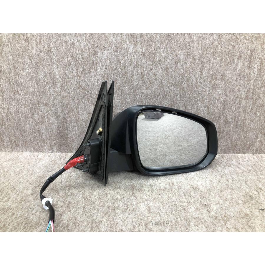 トヨタ ノア/ヴォクシー ZWR90W/ZWR95W/MZRA90W 046025 7P 右