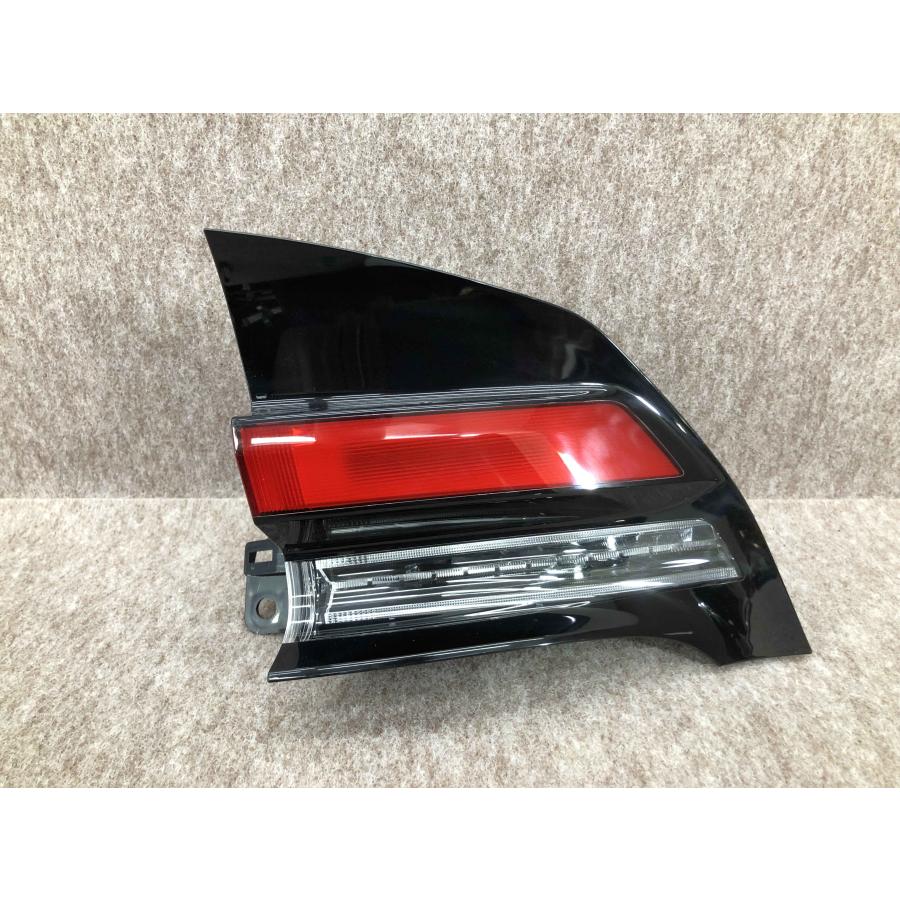 プリウス 60系テールランプレンズ＆ボデー右側