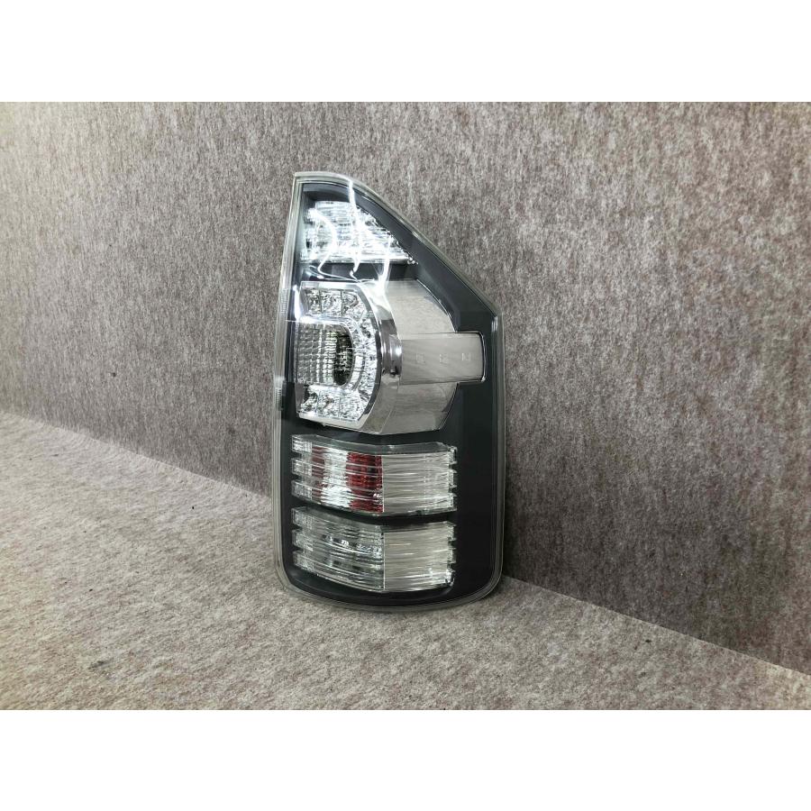 美品 磨き済み トヨタ ヴォクシー 後期 ZRR70W 純正 右 テールランプ 