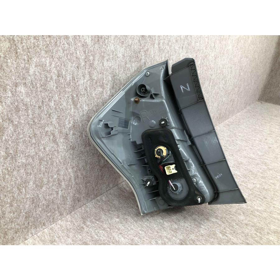 磨き済み トヨタ プリウスα ZVW41 右 テールライト STANLEY 47-69