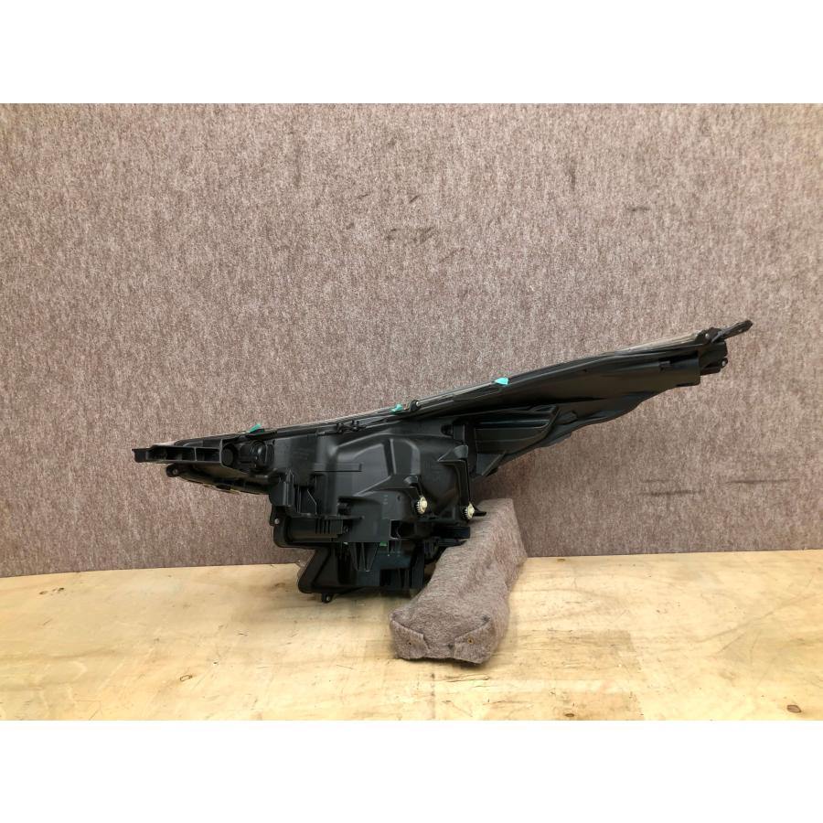 プリウス　ZVW50 右側　ヘッドライト　KOITO 47-75 (402) 磨き済み プリウス ZVW50 ZVW51 前期 純正 右 ヘッドライト LED KOITO