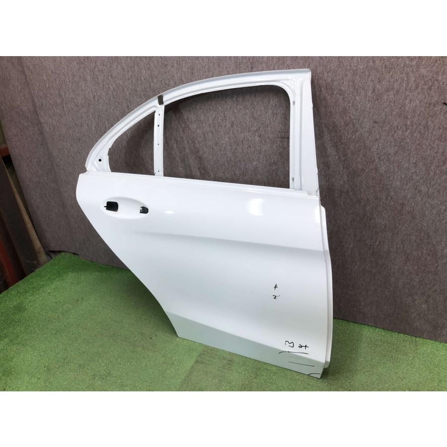 ベンツ W205 Cクラス 右 リアドア A2057320210 : 拓海商事ヤフー店