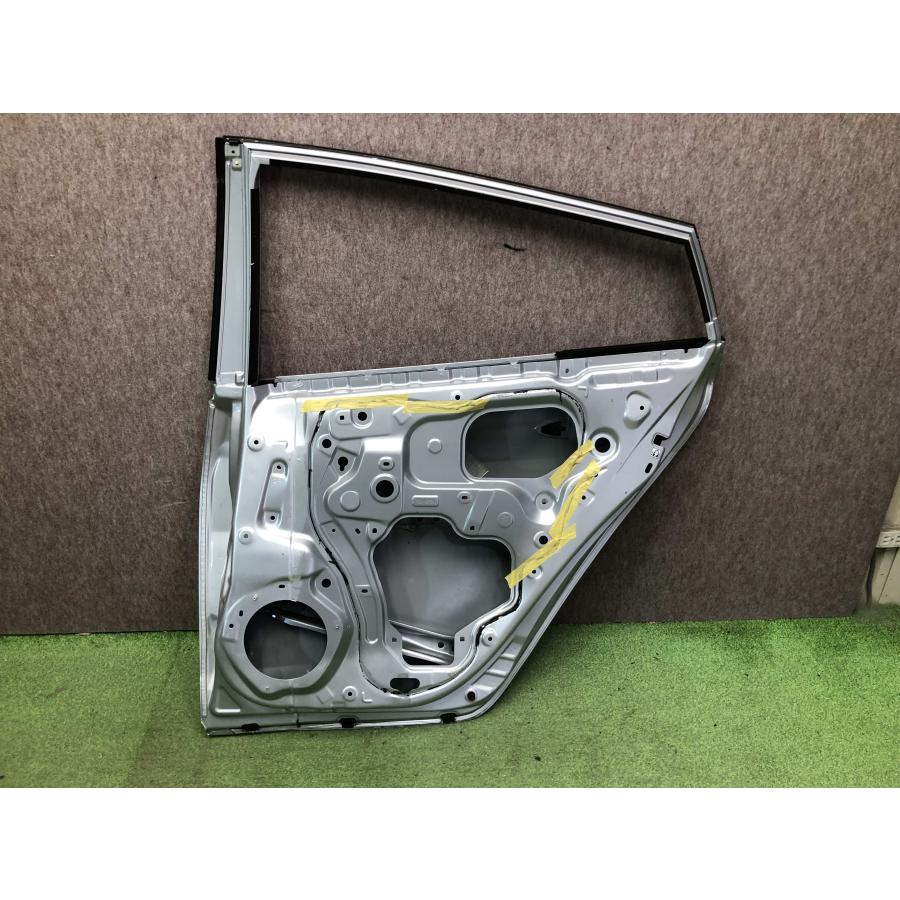 ZVW50/ZVW51/ZVW55/ZVW52 プリウス/プリウスPHV 純正 右リアドア