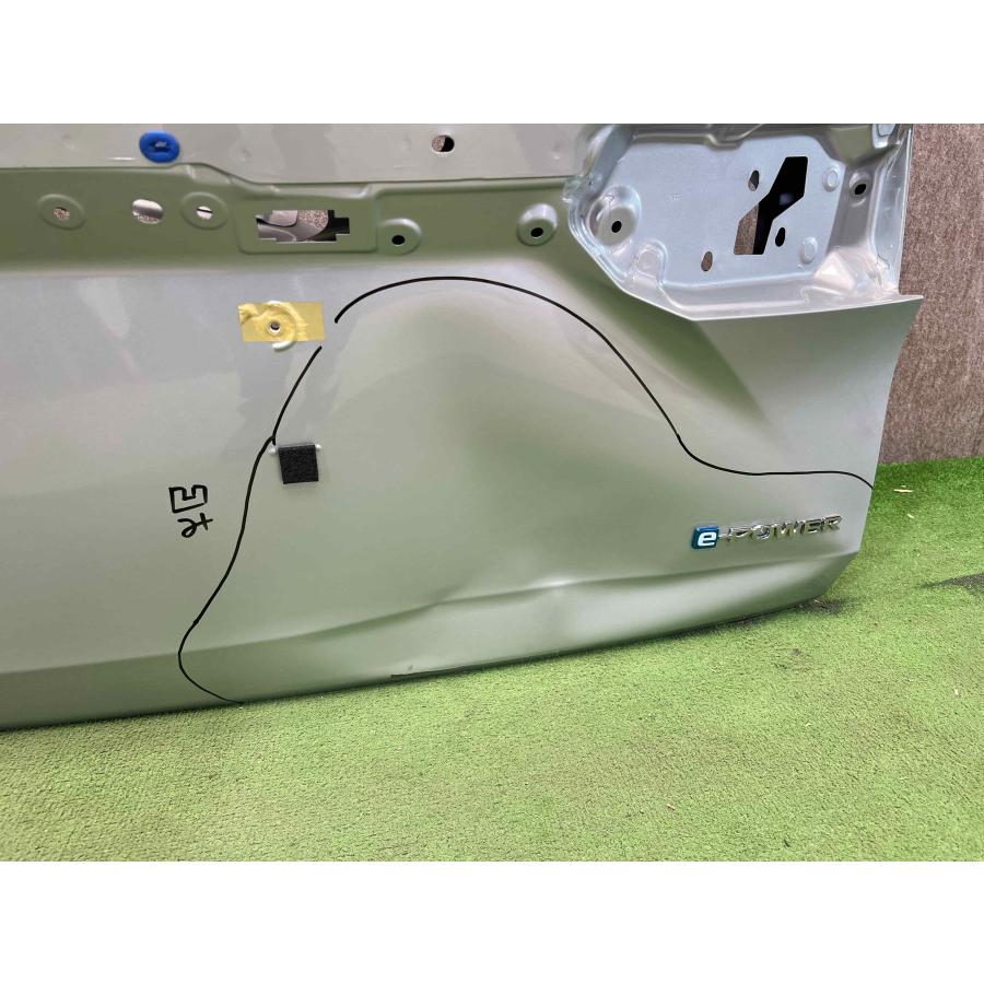 NISSANオーラ6AA-FSNE13左リア純正ドアプライバシーガラス 中古品