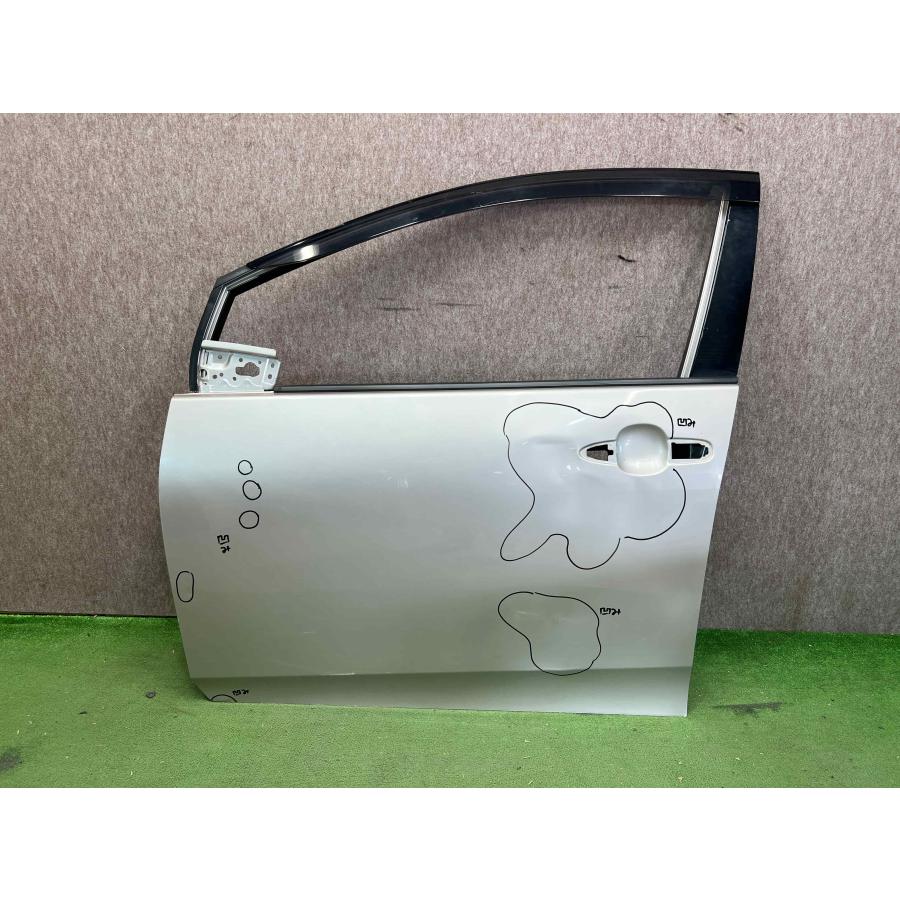 プリウス 50 系　右フロントドアガラス ZVW51 トヨタ プリウス 50系 純正 左フロントドア ZVW50/ZVW51/ZVW55/ZVW52