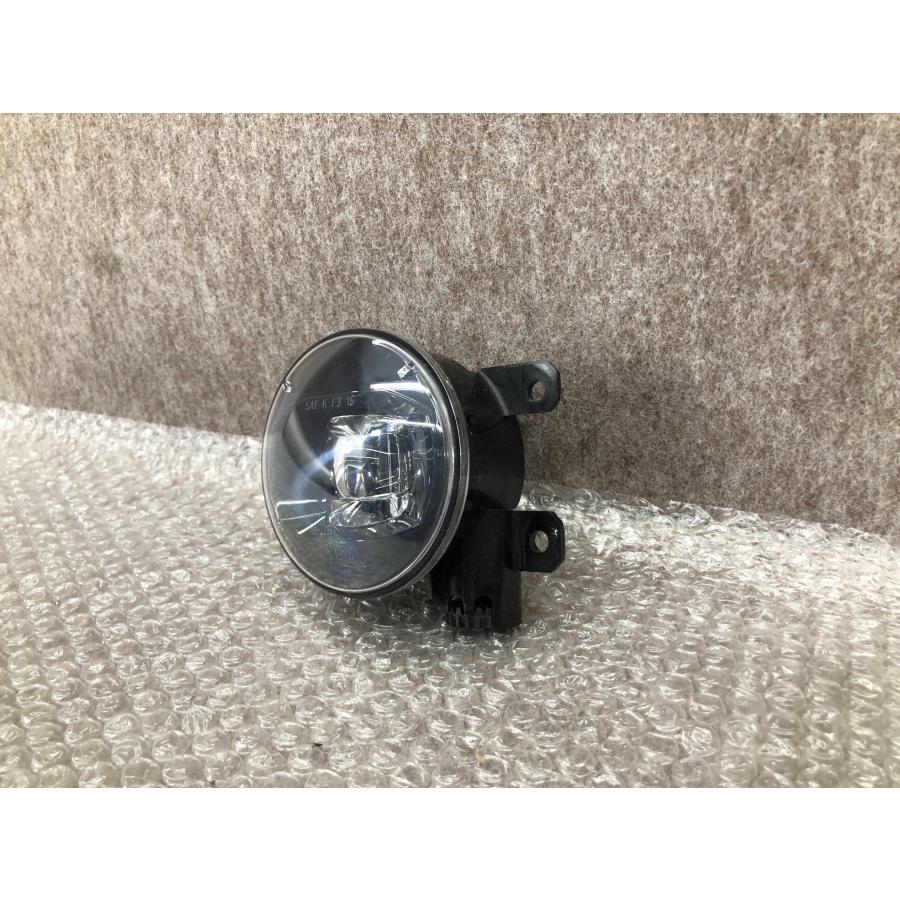 美品 磨き済み プジョー 308 左右共通フォグ veleo 9826960480/SAE K