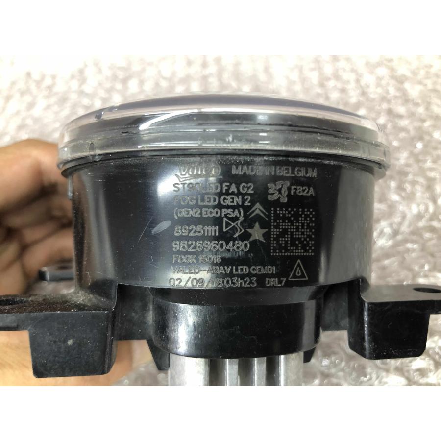 美品 磨き済み プジョー 308 左右共通フォグ veleo 9826960480/SAE K