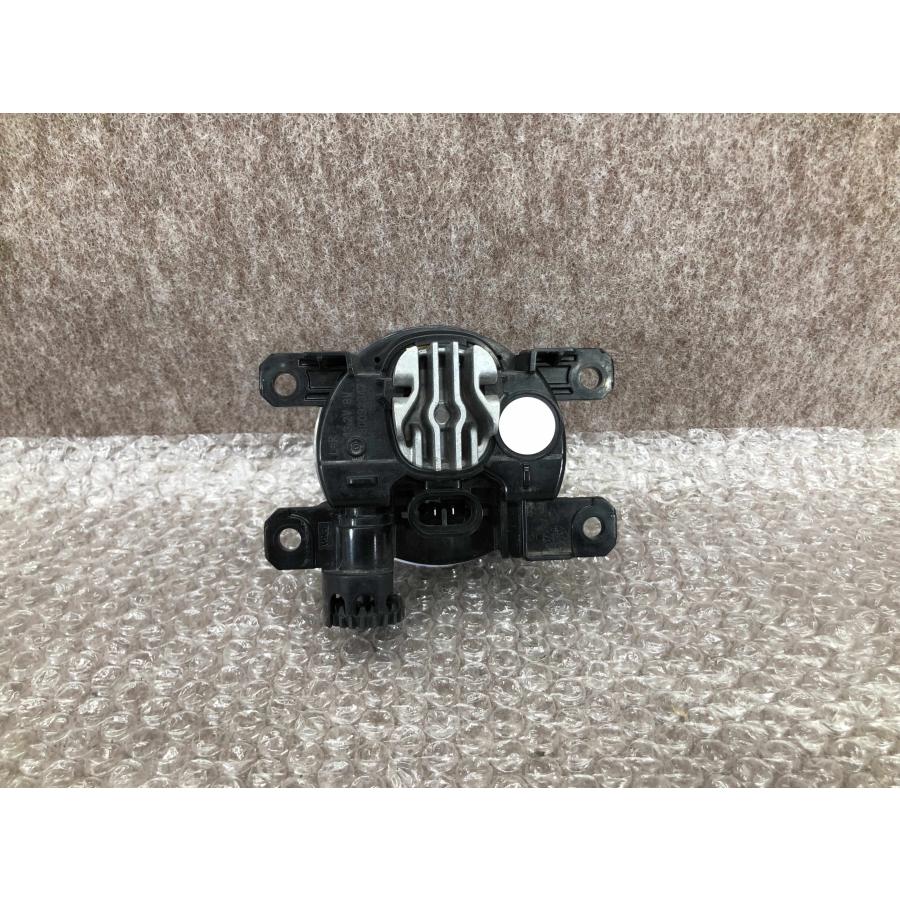 美品 磨き済み プジョー 308 左右共通フォグ veleo 9826960480/SAE K