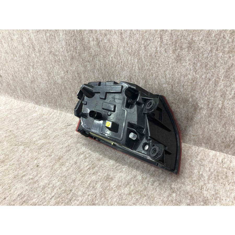 レンズ美品 磨き済み アウディ A8 ABA-4HCTGF 右テールランプ LZ9Y
