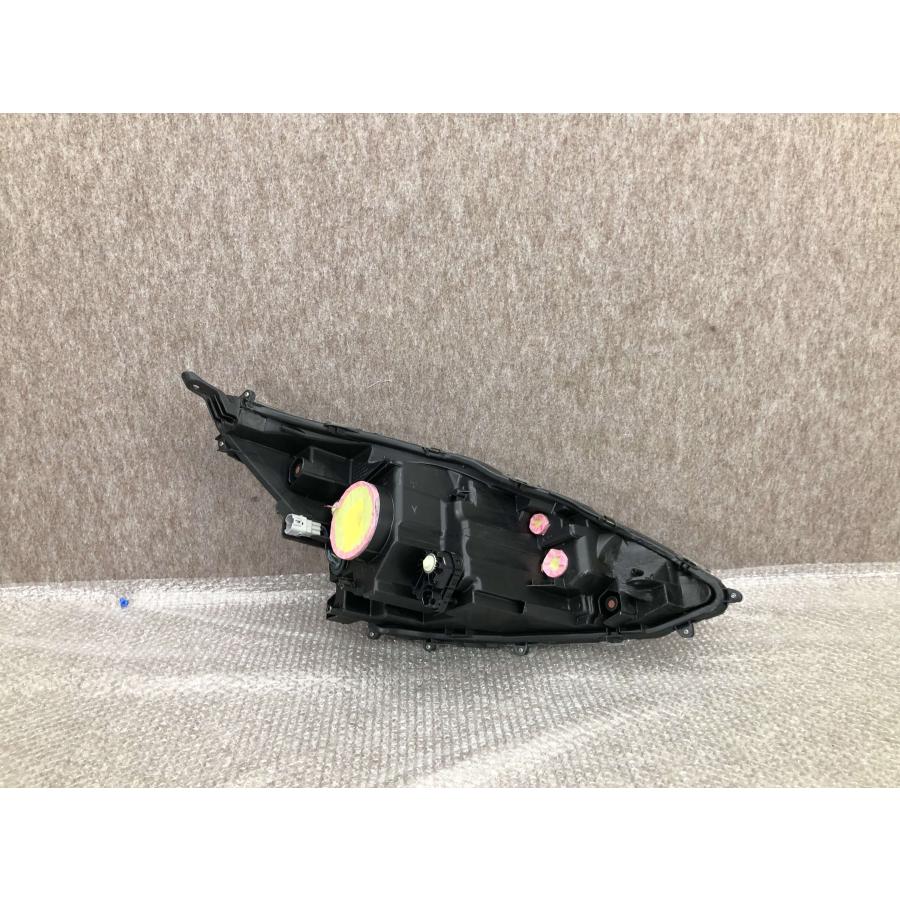 金具損傷　アクア　左ヘッドライト　NHP10　後期　52-312純正 磨き済み アクア NHP10 後期 純正 左 ヘッドライト ハロゲン KOITO 52