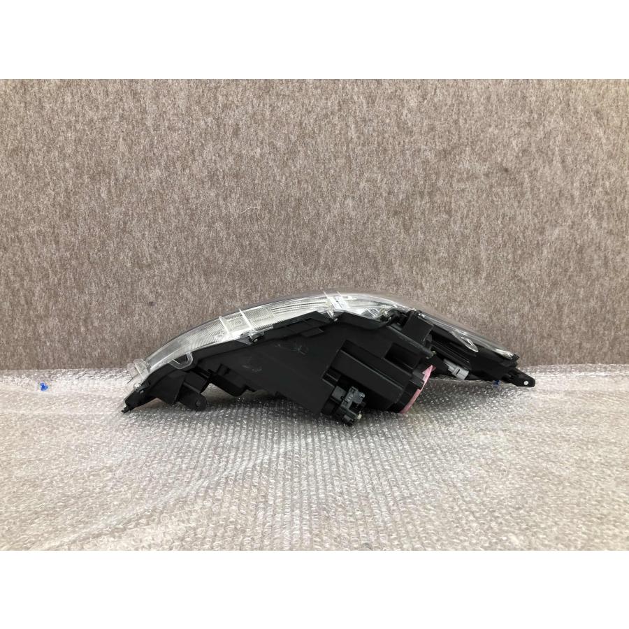 金具損傷 アクア 左ヘッドライト NHP10 後期 52-312純正 磨き済み