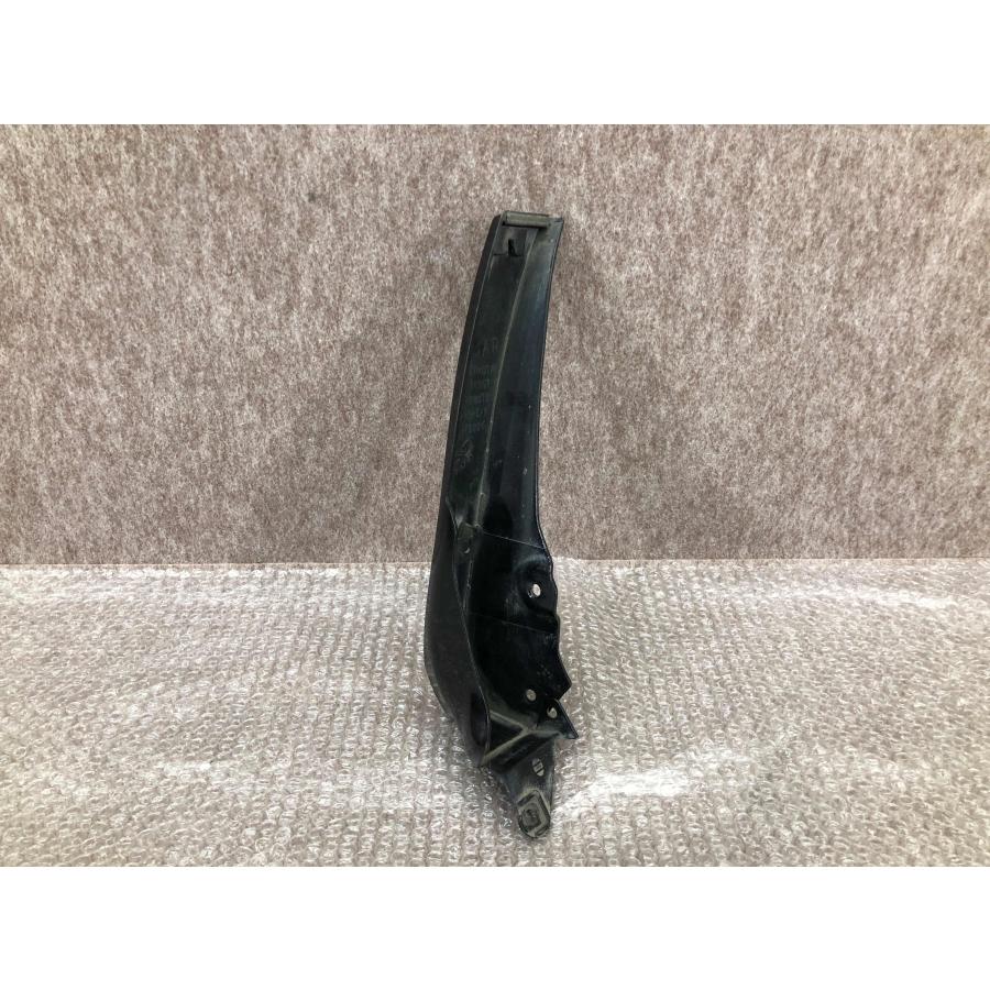 ヴォクシー DBA-ZRR70W 右クォータパネルマッドガード 76907-28070