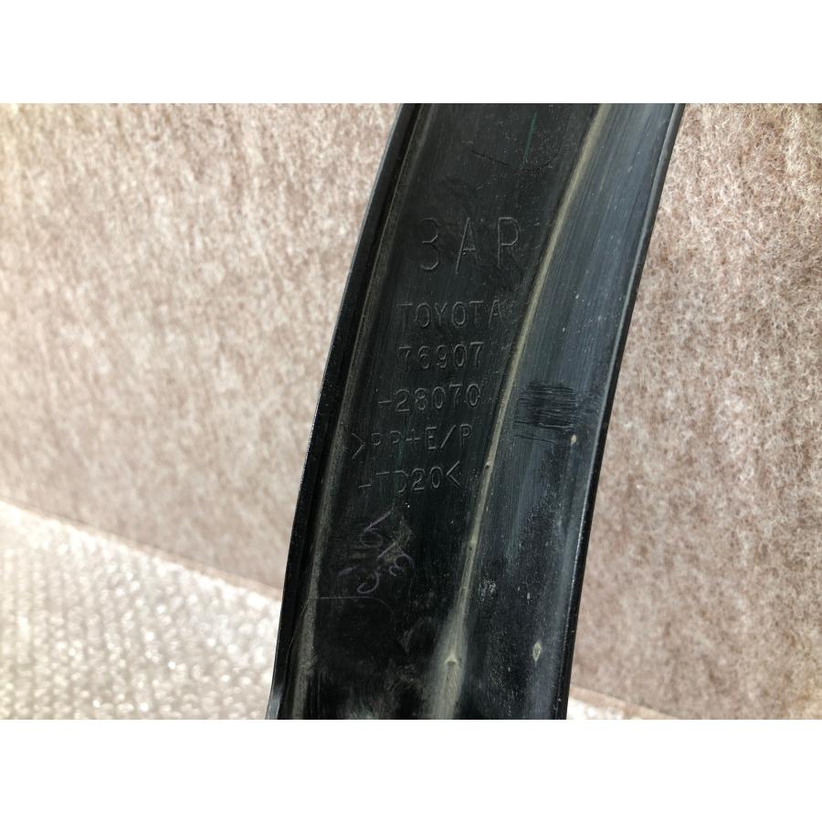 ヴォクシー DBA-ZRR70W 右クォータパネルマッドガード 76907-28070