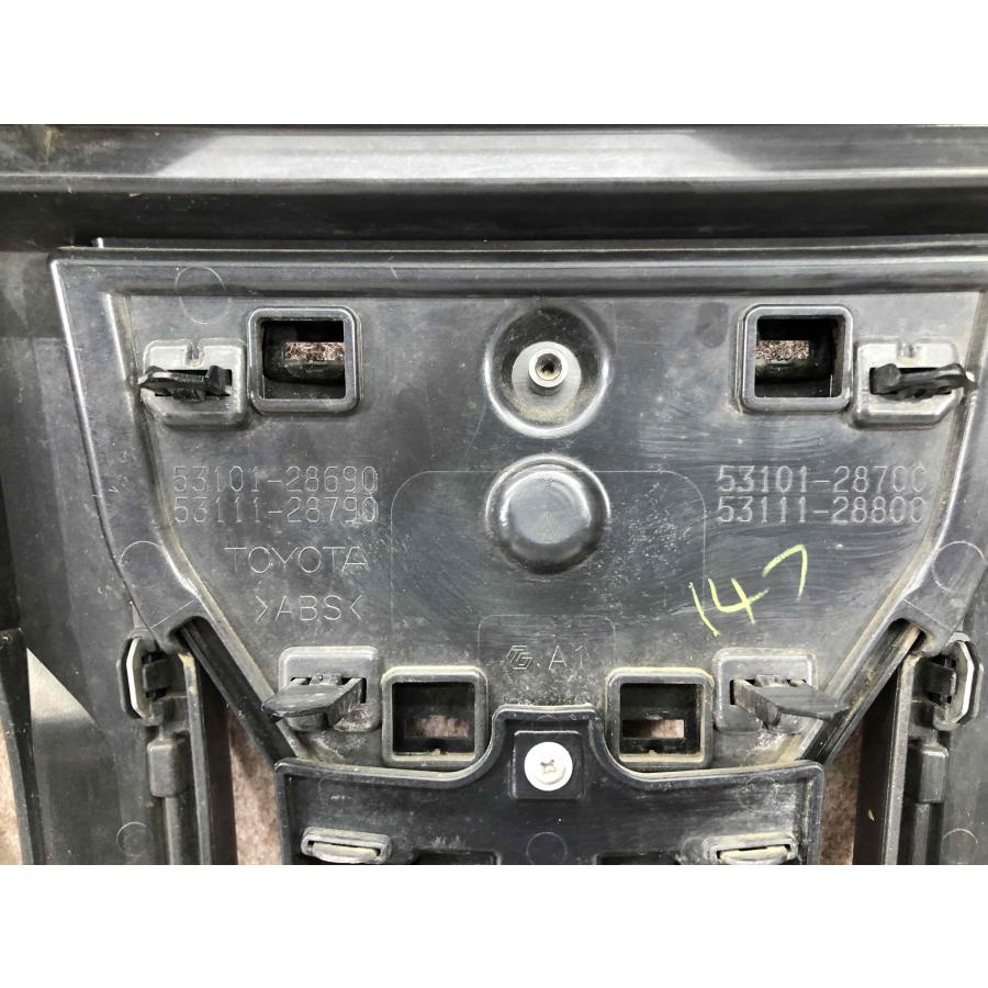 トヨタ 後期 ZRR80G エスクァイア HV フロントグリル 53101-28690