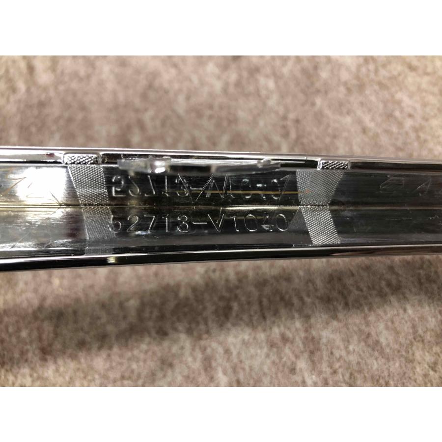 ヴォクシー MZWR90 90系 フロント ラジエーターグリルの左メッキモール