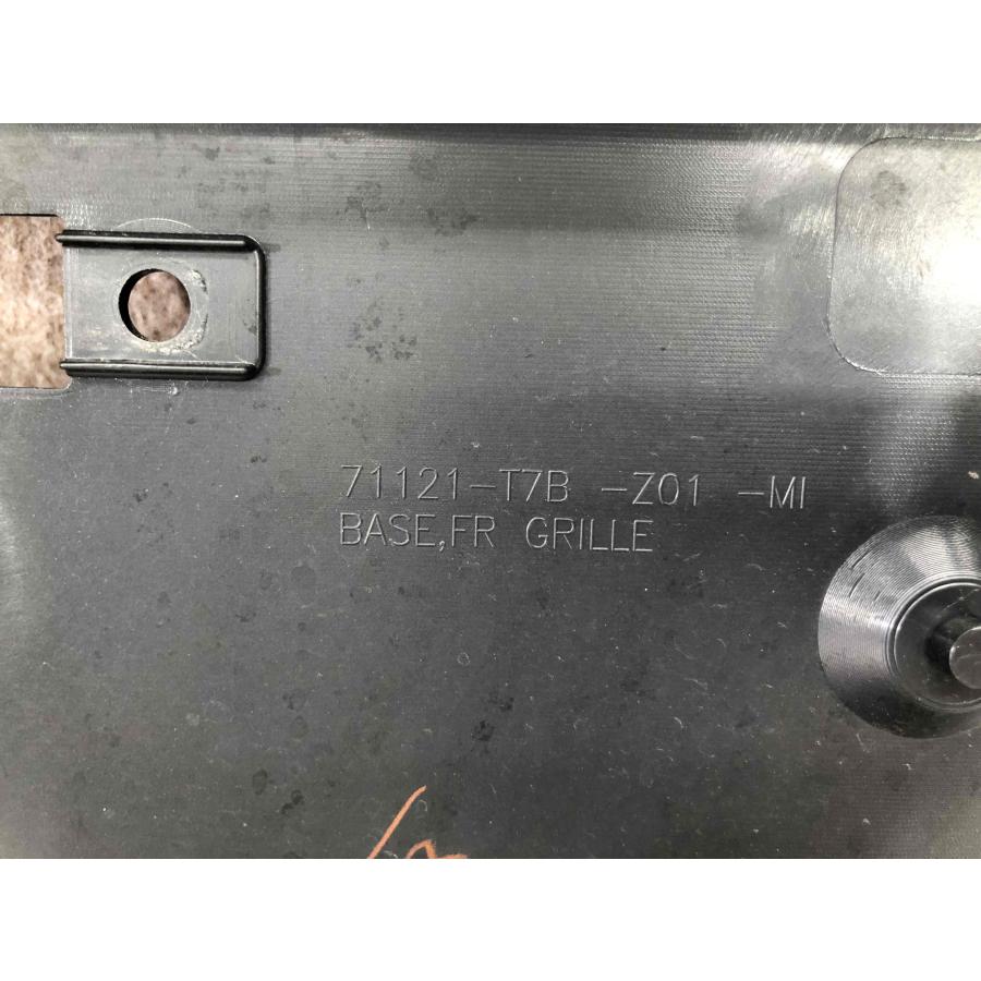 ホンダ ヴェゼル RU1 RU2 RU3 RU4 フロントグリル 71121-T7B-Z01-M1
