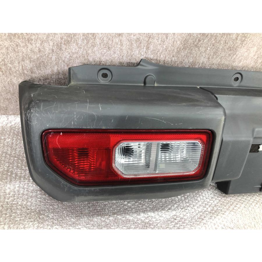 【ご購入者様へお渡し済み】【美品/純正オプション付き】スズキ純正リアバンパー JB64W/新型ジムニー スズキ ジムニー JB64W 純正 リアバンパー〈テールランプ