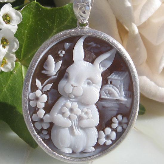 新品 シモネッリ氏 シェルカメオ ペンダントトップ お花畑の可愛い うさぎ CAMEO（カメオ） Pietro Simonelli作 シェルカメオ SILVER ペンダント