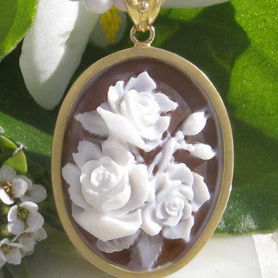 Raffaele Pernice作 シェルカメオ K18ペンダントトップ 【可憐な3本の  
