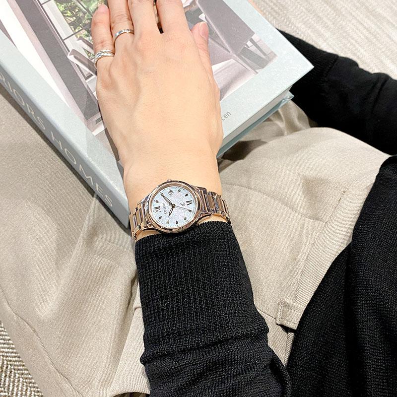 シチズン クロスシー ヒカリコレクション SAKURA限定モデル CITIZEN xC hikari collection ES9498-77N レディース 30周年アニバーサリー 爆買の画像