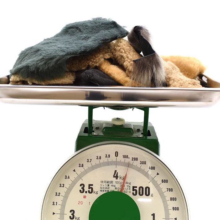 シープ ムートン 切り落とし はぎれ 150g アソート 詰め合わせ レザークラフト ハギレ 端革 福袋 革材料 練習用 送料無料 No.808645 |  | 02