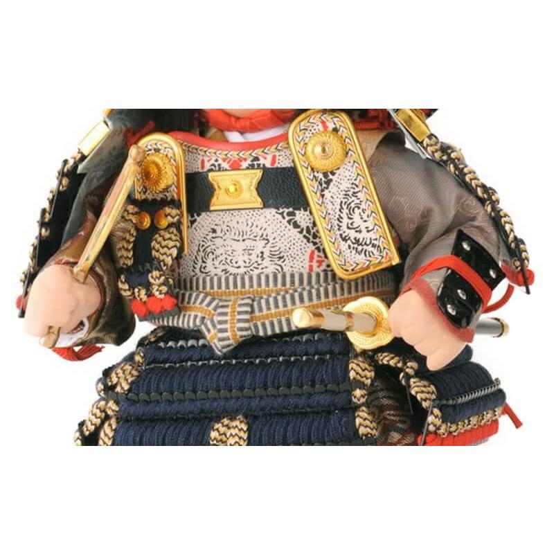 【100周年記念祭】五月人形 コンパクト 幸一光 松崎人形 子供大将飾り 平飾り 翔 しょう 黒小札 紺糸威 黒艶消塗台 鯉幟付 YaekoProject h085-koi-580aの画像