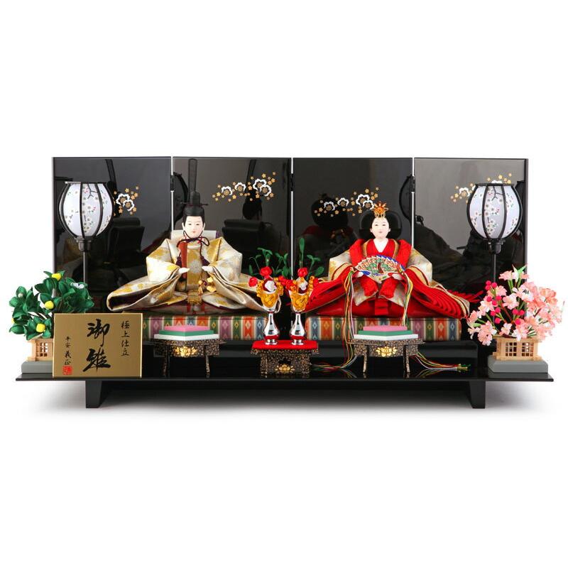 商品情報 2019年度新作雛人形 百貨店でおなじみの有名工房 千匠人形工房 と平安義正が手掛けた雛人形のご紹介です しっとりとつややかな会津塗の台屏風に 繊細な光沢が美しい衣装のお人形をセットしました こだわりの衣装生地には 高度な